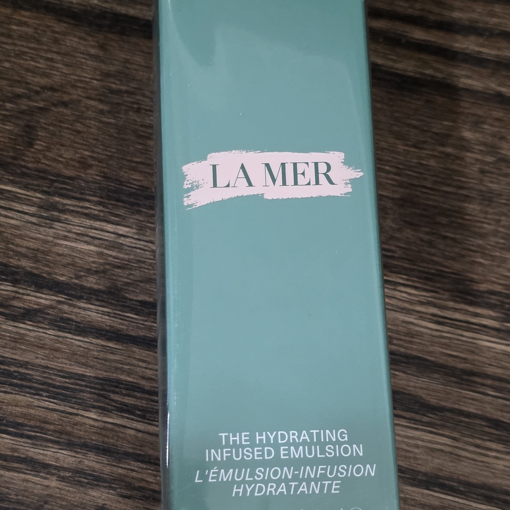 La Mer Hydrating Emulsion in Elegant Green
